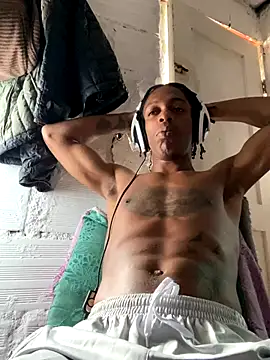 Snapshot of Larry-n-clouds chatting on 11.23.25 Larry-n-clouds online show from 11.23.25