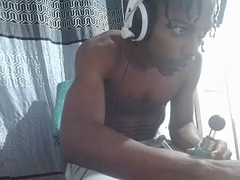 Snapshot of Larry-n-clouds chatting on 12.20.25 Larry-n-clouds online show from 12.20.25