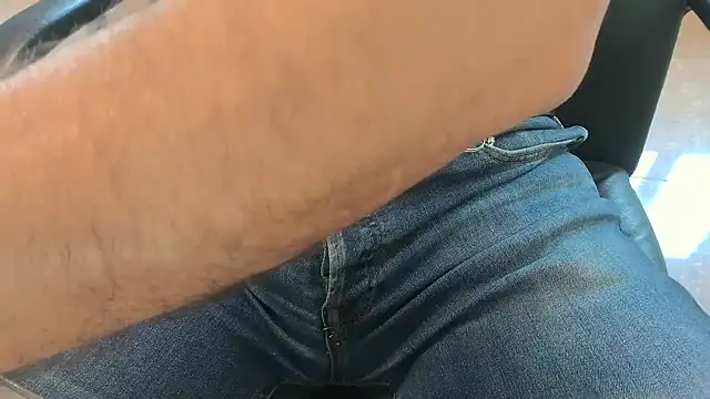 Snapshot of alessandroman2114 chatting on 06.08.26 alessandroman2114 online show from 06.08.26