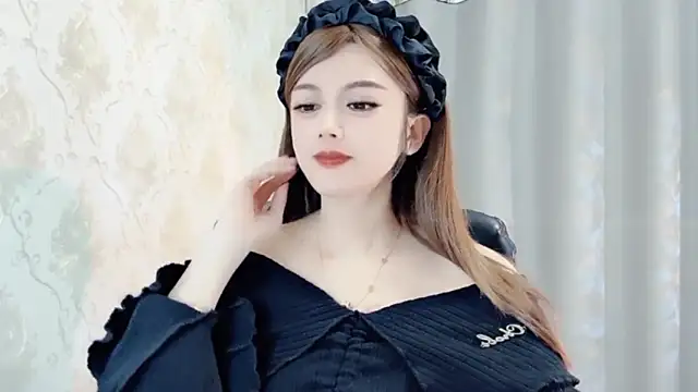 Snapshot of VIWVI chatting on 02.04.25 VIWVI online show from 02.04.25