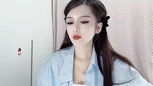 Snapshot of VIWVI chatting on 02.27.25 VIWVI online show from 02.27.25