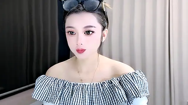 Snapshot of VIWVI chatting on 09.17.25 VIWVI online show from 09.17.25