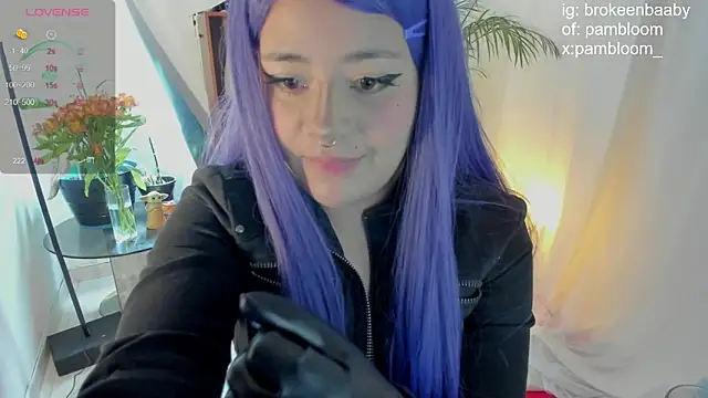 Snapshot of droolingdollfacee chatting on 02.20.25 droolingdollfacee online show from 02.20.25