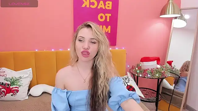 Snapshot of EvaMoran chatting on 01.08.25 EvaMoran online show from 01.08.25