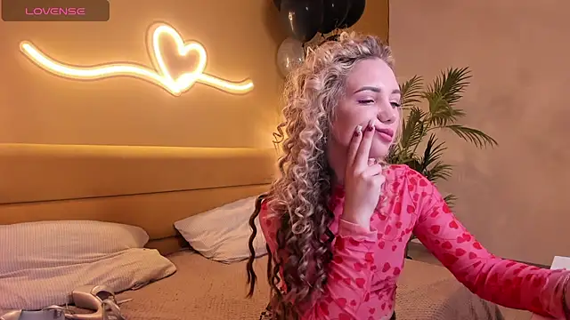 Snapshot of EvaMoran chatting on 01.24.25 EvaMoran online show from 01.24.25