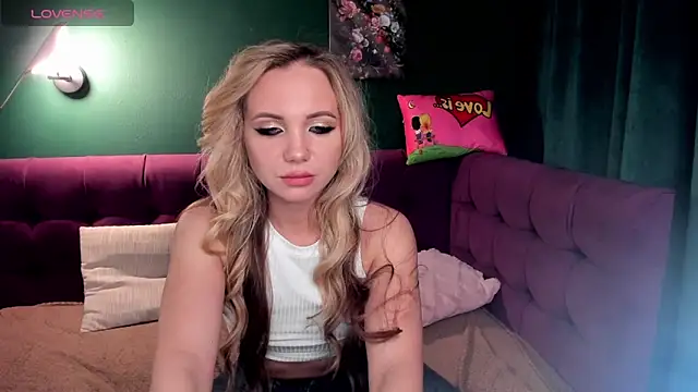 Snapshot of EvaMoran chatting on 02.06.25 EvaMoran online show from 02.06.25