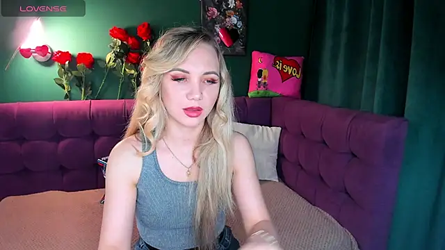 Snapshot of EvaMoran chatting on 02.15.25 EvaMoran online show from 02.15.25