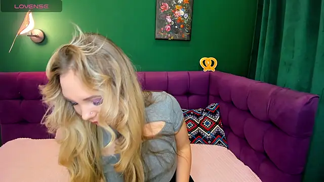 Snapshot of EvaMoran chatting on 10.03.25 EvaMoran online show from 10.03.25