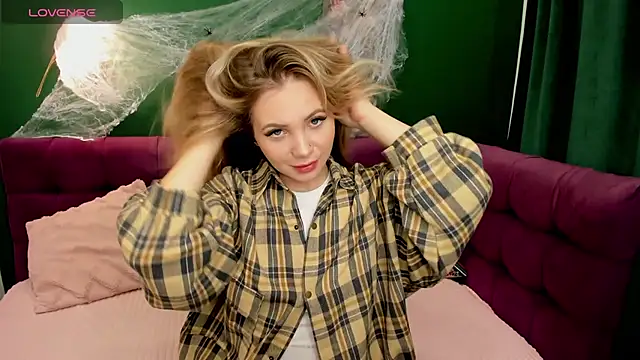 Snapshot of EvaMoran chatting on 10.24.25 EvaMoran online show from 10.24.25