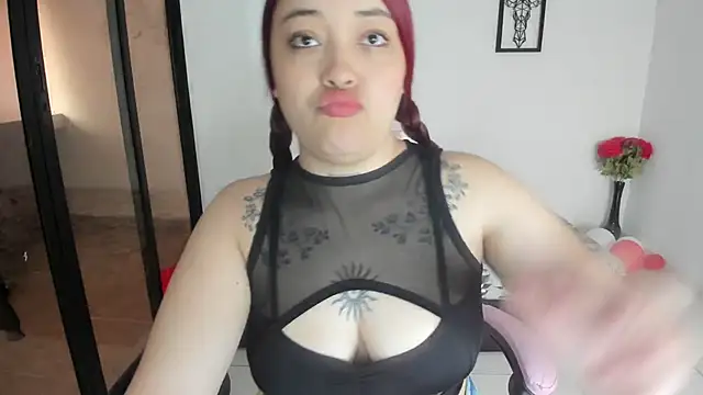 Snapshot of julinee_smithh chatting on 10.29.25 julinee smithh online show from 10.29.25