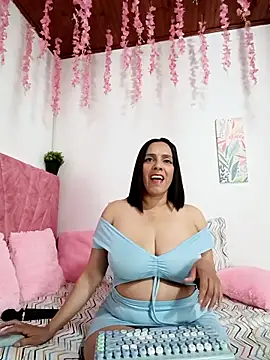 Snapshot of ariana_lavoie- chatting on 02.04.26 ariana lavoie- online show from 02.04.26