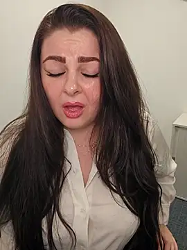 Snapshot of Britishbella chatting on 11.13.25 Britishbella online show from 11.13.25