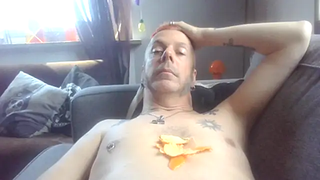 Snapshot of SHARPSkinhead chatting on 05.14.26 SHARPSkinhead online show from 05.14.26