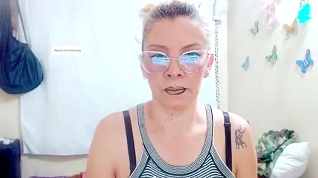 Snapshot of electra-mommy chatting on 11.28.25 electra-mommy online show from 11.28.25