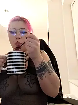 Snapshot of divine_eve chatting on 03.02.25 divine eve online show from 03.02.25