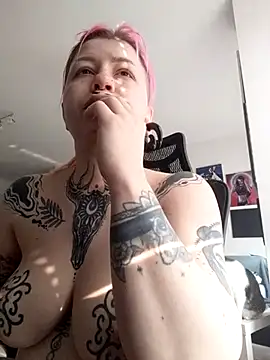 Snapshot of divine_eve chatting on 03.12.25 divine eve online show from 03.12.25