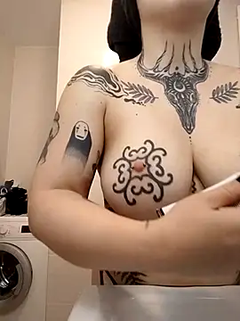 Snapshot of divine_eve chatting on 09.19.25 divine eve online show from 09.19.25