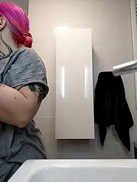 Snapshot of divine_eve chatting on 10.22.25 divine eve online show from 10.22.25