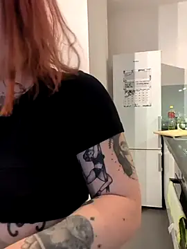 Snapshot of divine_eve chatting on 12.04.25 divine eve online show from 12.04.25