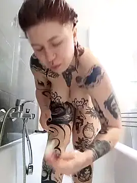 Snapshot of divine_eve chatting on 12.19.25 divine eve online show from 12.19.25