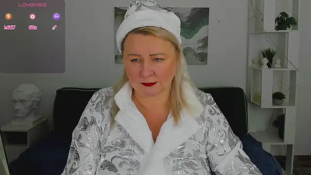 Snapshot of mira_robinsonnn chatting on 12.21.25 mira robinsonnn online show from 12.21.25