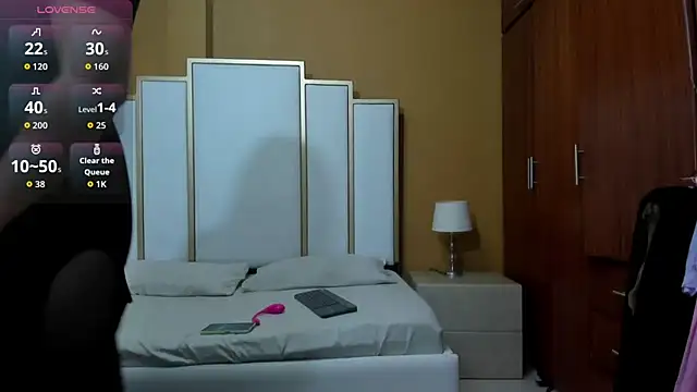 Snapshot of FOXYRIVER_ chatting on 12.05.25 FOXYRIVER online show from 12.05.25