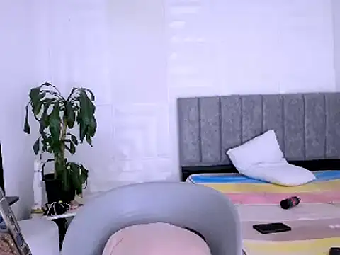 Snapshot of nataly_red chatting on 12.28.24 nataly red online show from 12.28.24