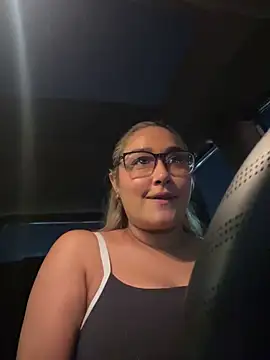 DarianaGuzz online show from 10.21.25