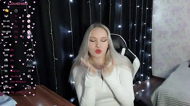 Snapshot of VikaPowers chatting on 03.08.25 VikaPowers online show from 03.08.25