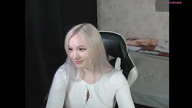 Snapshot of VikaPowers chatting on 03.29.26 VikaPowers online show from 03.29.26