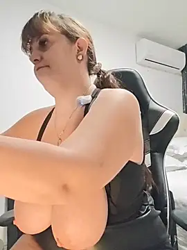 AvaLloyd online show from 12.04.25