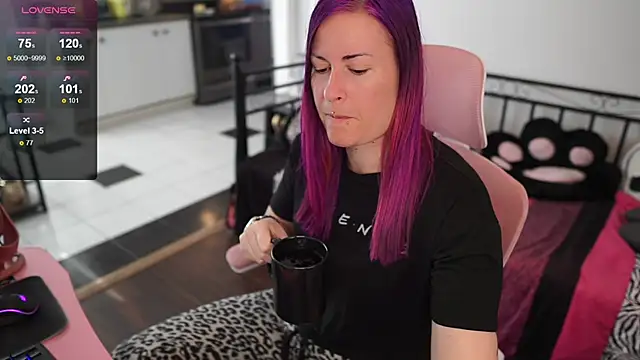 Snapshot of gennyrock chatting on 02.02.25 gennyrock online show from 02.02.25