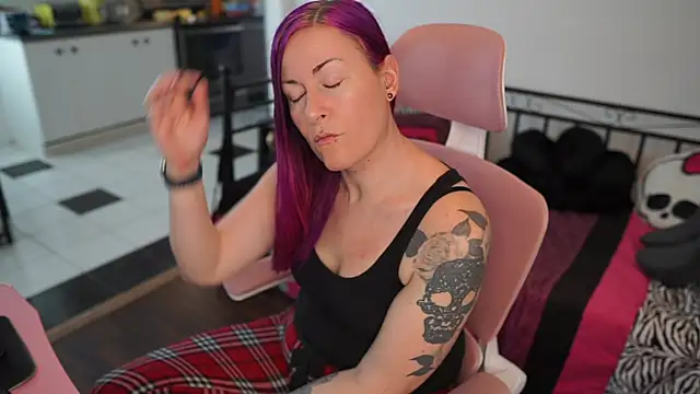 Snapshot of gennyrock chatting on 02.16.25 gennyrock online show from 02.16.25