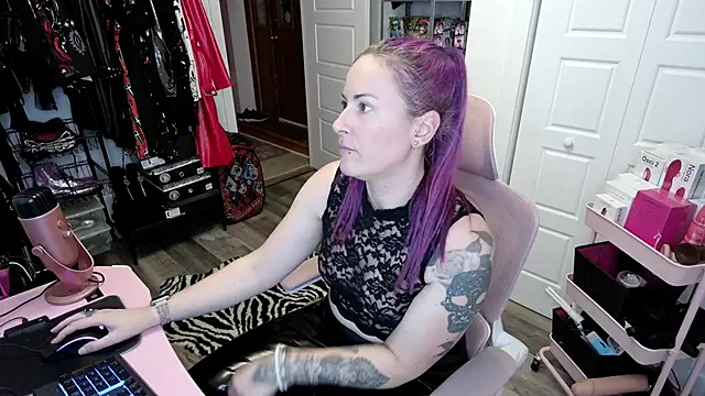 Snapshot of gennyrock chatting on 09.16.25 gennyrock online show from 09.16.25