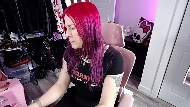 Snapshot of gennyrock chatting on 12.01.25 gennyrock online show from 12.01.25