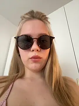 Snapshot of Little_Forest_ELF chatting on 10.31.25 Little Forest ELF online show from 10.31.25