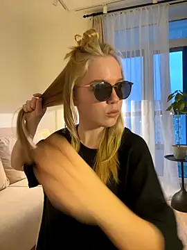 Snapshot of Little_Forest_ELF chatting on 11.10.25 Little Forest ELF online show from 11.10.25