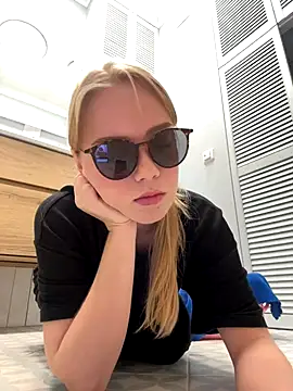 Snapshot of Little_Forest_ELF chatting on 11.14.25 Little Forest ELF online show from 11.14.25