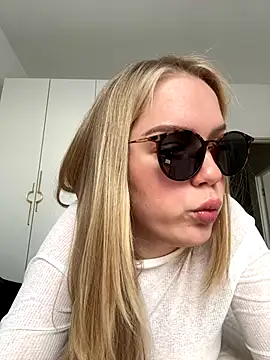 Snapshot of Little_Forest_ELF chatting on 11.15.25 Little Forest ELF online show from 11.15.25