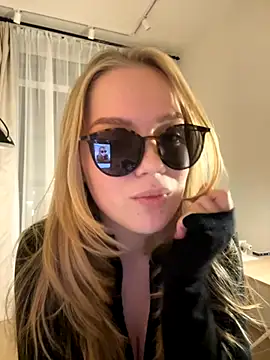 Snapshot of Little_Forest_ELF chatting on 11.19.25 Little Forest ELF online show from 11.19.25