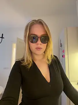 Snapshot of Little_Forest_ELF chatting on 12.05.25 Little Forest ELF online show from 12.05.25