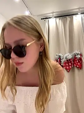 Snapshot of Little_Forest_ELF chatting on 12.14.25 Little Forest ELF online show from 12.14.25