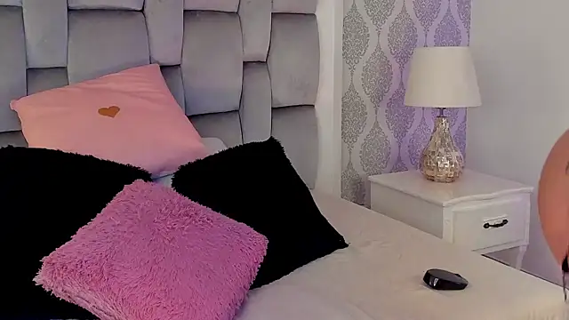 Charlotte  08 online show from 10.22.25