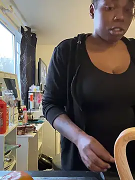 Snapshot of Bali_baddie_x chatting on 02.06.25 Bali baddie x online show from 02.06.25