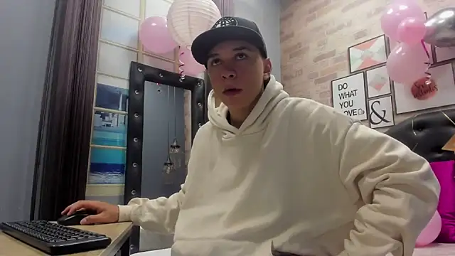 Snapshot of Rhaegal_hot chatting on 02.08.25 Rhaegal hot online show from 02.08.25