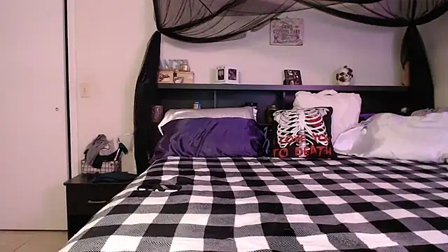 CrystalLakeXO online show from 06.25.26