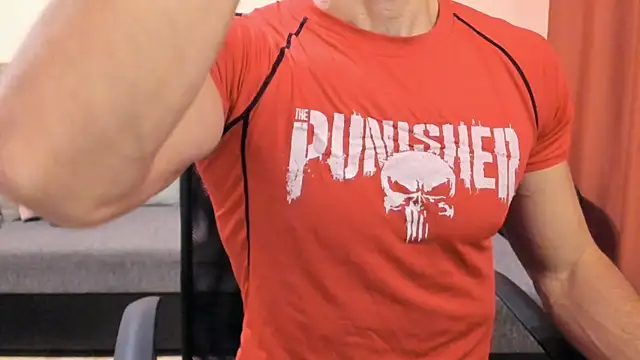 Snapshot of HotHunkTrainer chatting on 11.25.25 HotHunkTrainer online show from 11.25.25