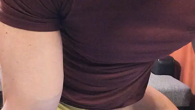 Snapshot of HotHunkTrainer chatting on 03.12.26 HotHunkTrainer online show from 03.12.26