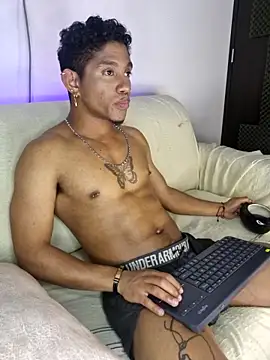 Snapshot of Palo_santo chatting on 05.25.26 Palo santo online show from 05.25.26