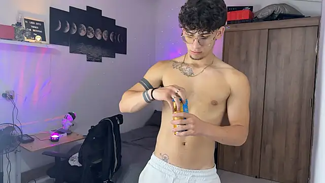 Snapshot of Kisan_Smith chatting on 10.31.25 Kisan Smith online show from 10.31.25